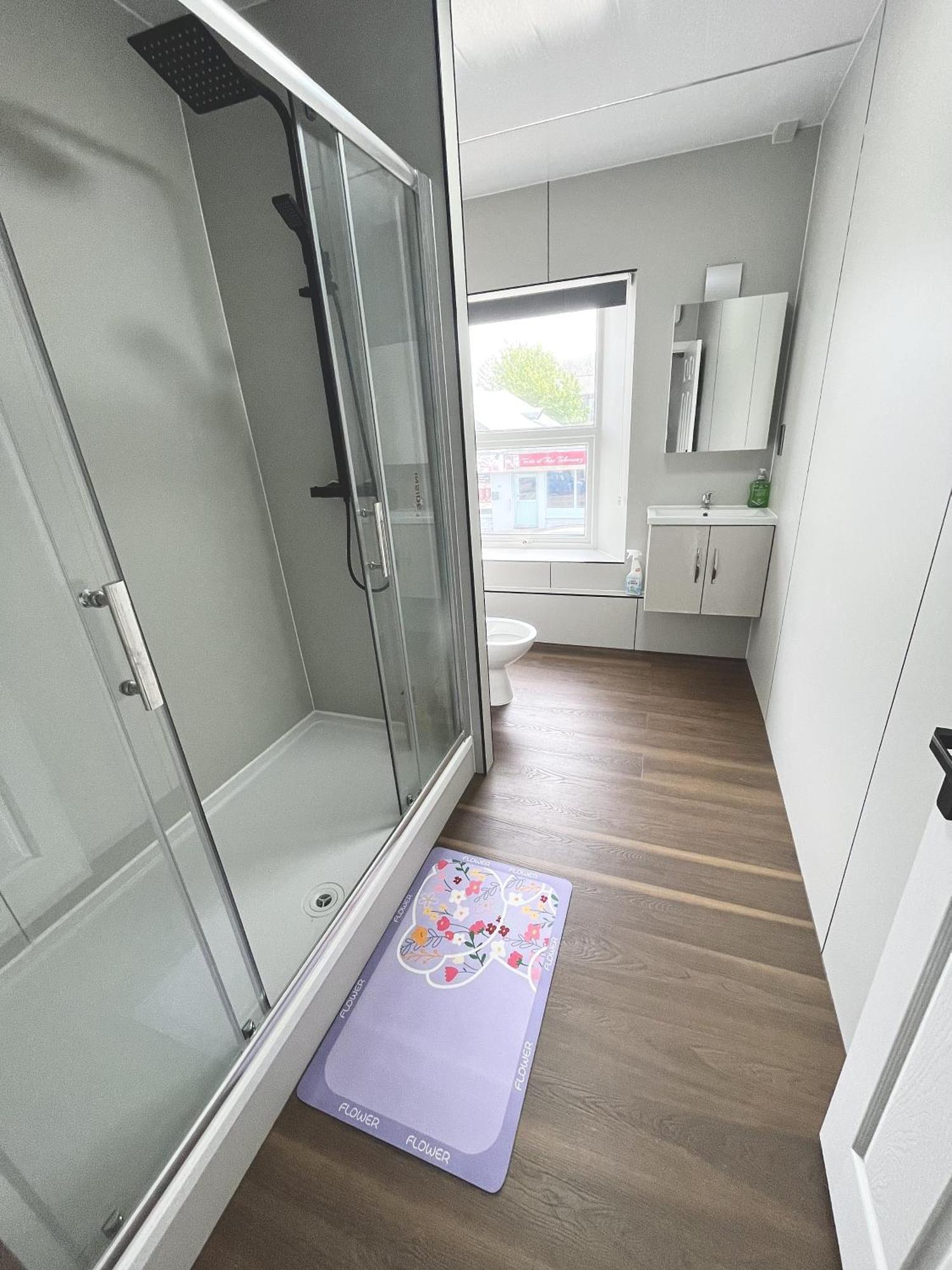 Welsh Holiday Accommodation - Modern Living Pembroke Dock Exterior photo