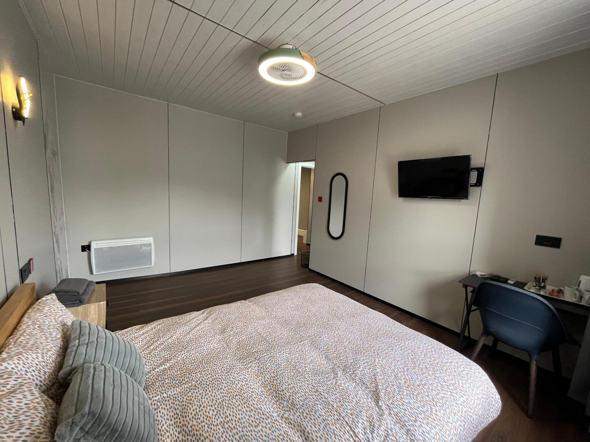 Welsh Holiday Accommodation - Modern Living Pembroke Dock Exterior photo